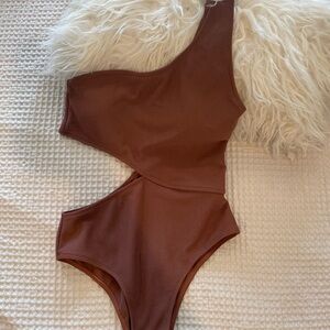 One shoulder swimsuit